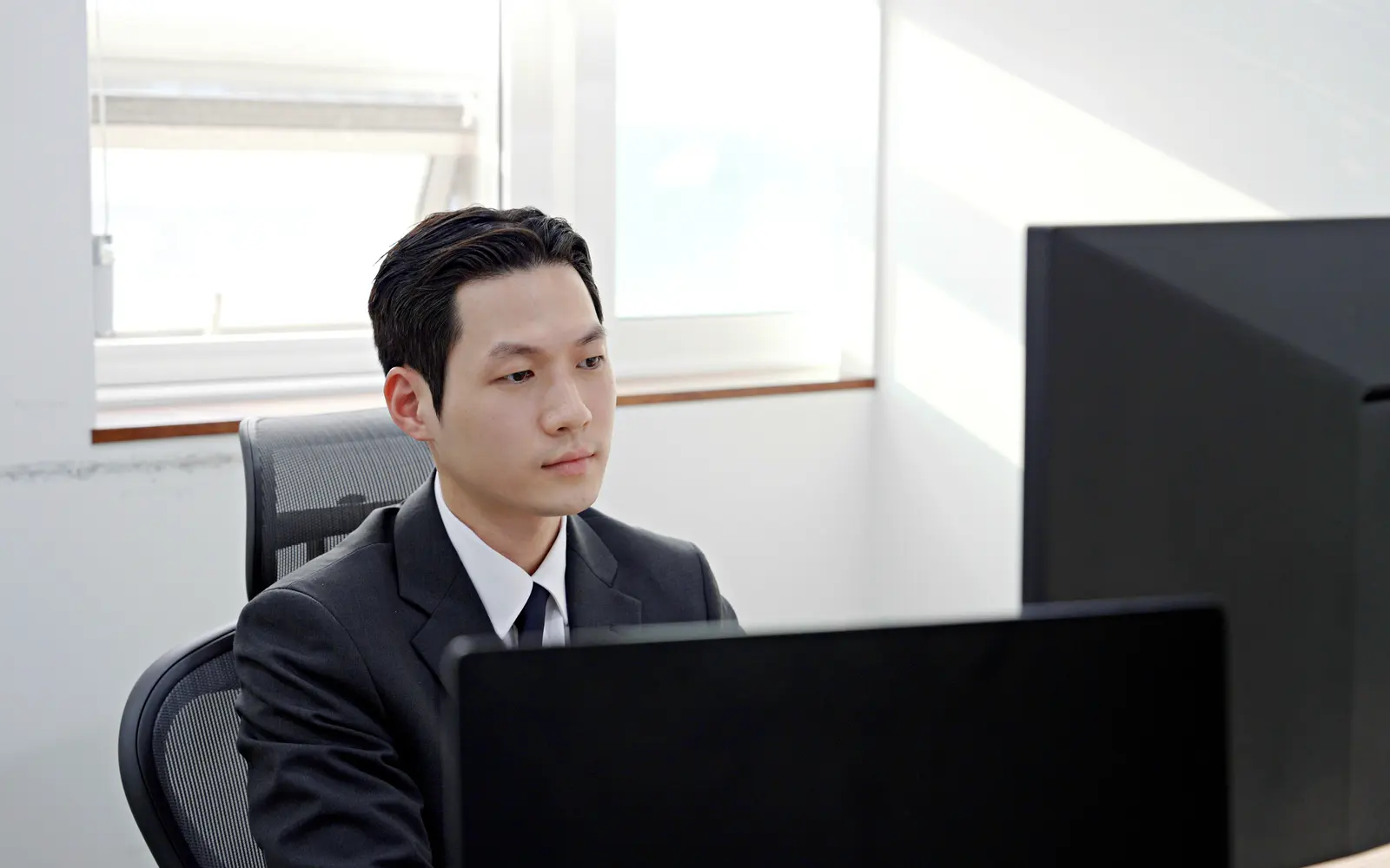 정준현 파트너변호사가 집무실에서 업무를 보는 모습